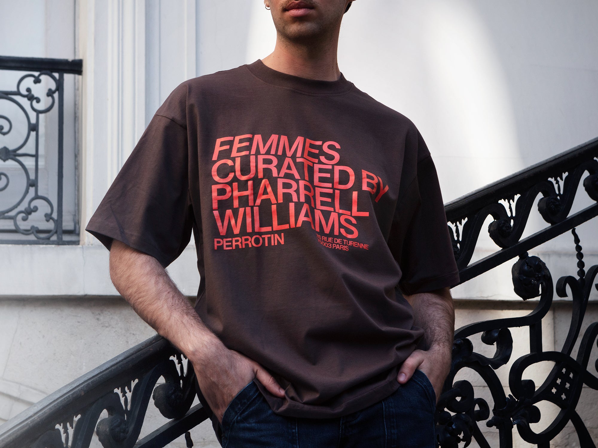 Perrotin x Pharrell Williams - T-Shirt marron "Femmes, Curated by Pharrell Williams" (en anglais)