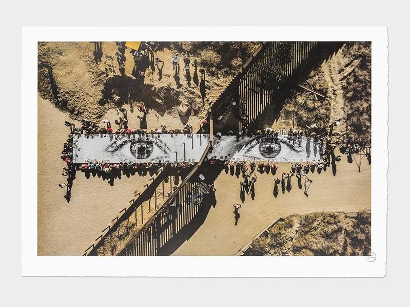 JR - Migrants, Mayra, pique-nique à la frontière, Tecate, Mexique, États-Unis, 2017