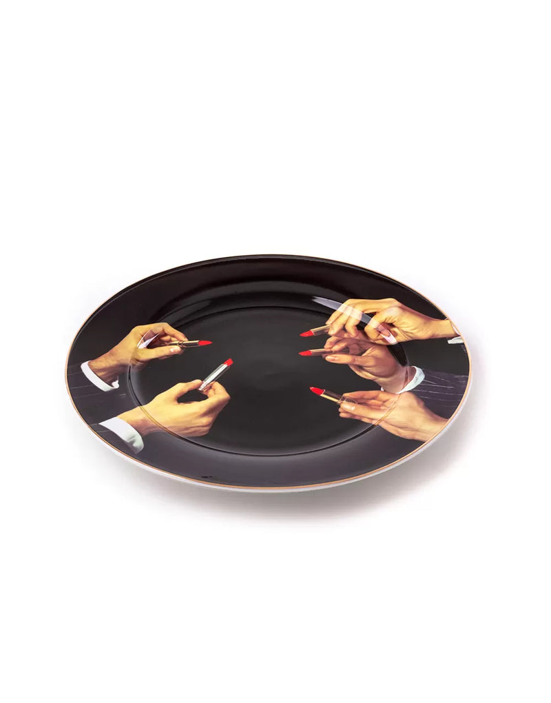 Seletti porte Toiletpaper - assiette en porcelaine bordure or Rouges à lèvres noir