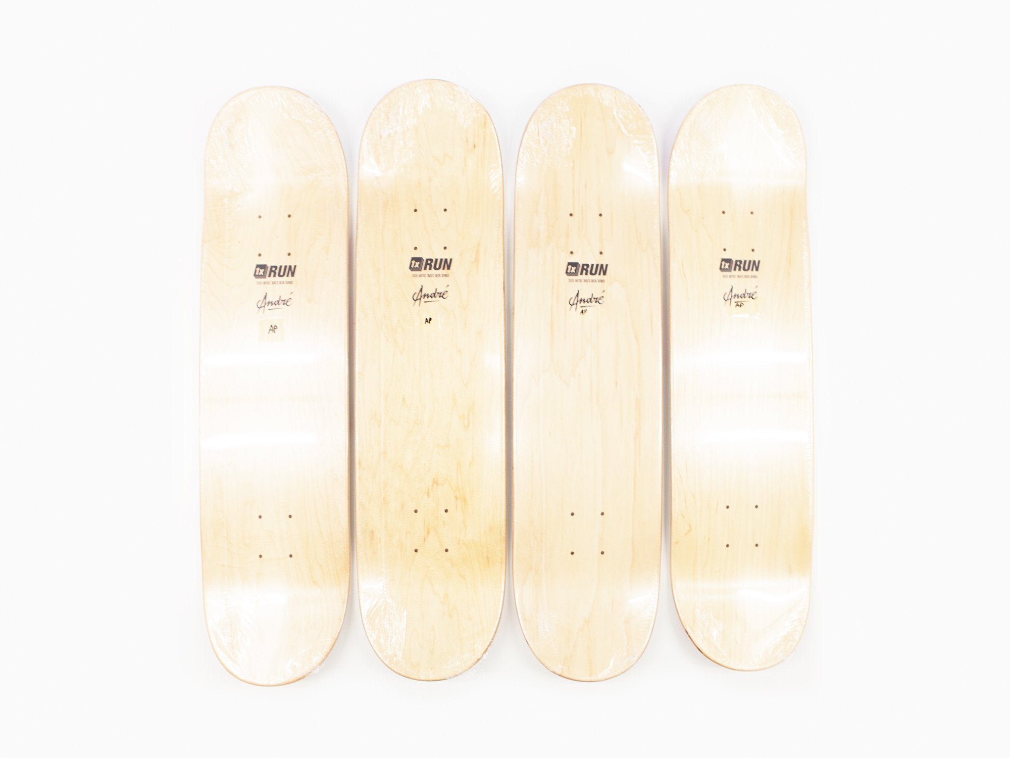 André - Skateboard - Ensemble de 4 planches à roulettes "Ménage à trois ou quatre".