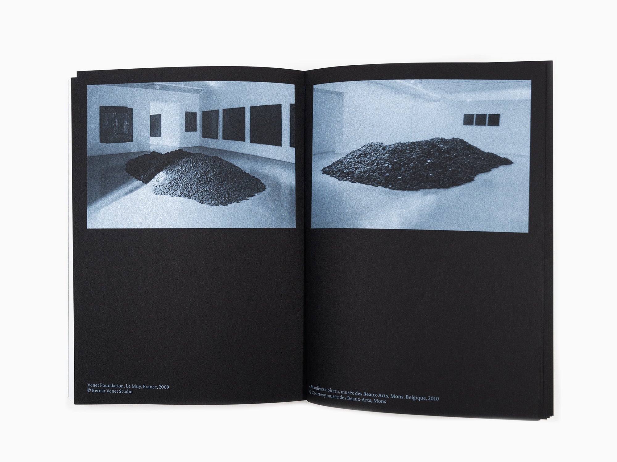 Bernar Venet - Le tas de charbon