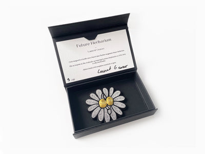 Laurent Grasso - Future Herbarium (broche marguerite)