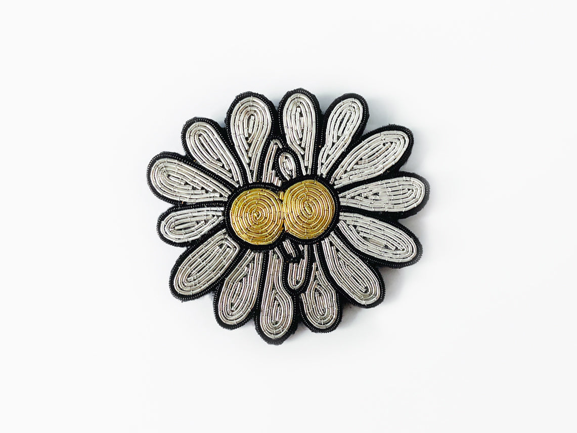 Laurent Grasso - Future Herbarium (broche marguerite)