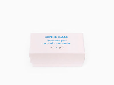 Sophie Calle - Ruban "Proposition pour un rituel d'anniversaire" - Bleu