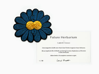Laurent Grasso - Herbier du futur (Broche marguerite bleue)