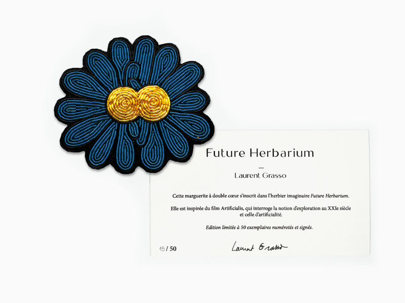 Laurent Grasso - Herbier du futur (Broche marguerite bleue)