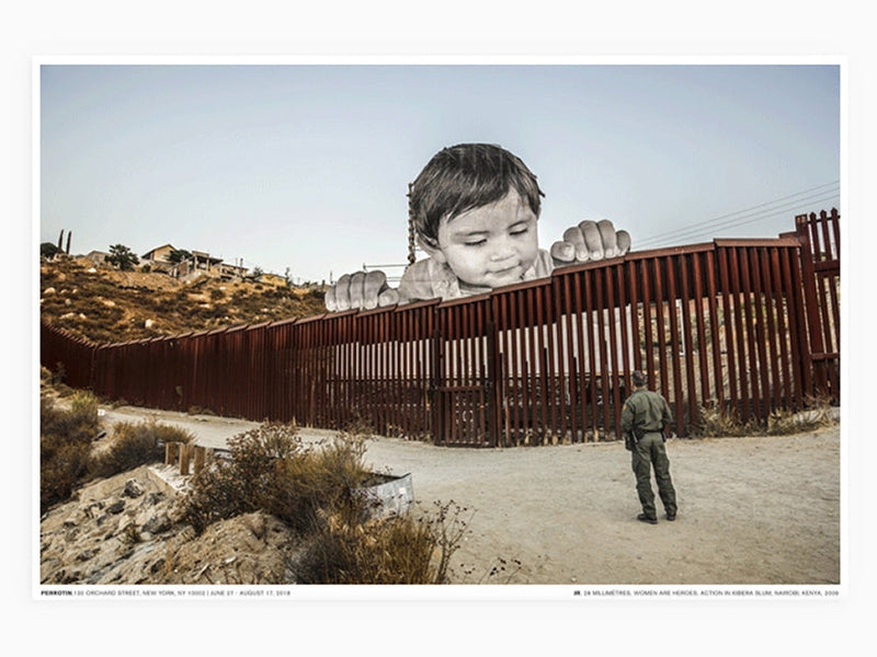 JR - Géants, Kikito et la patrouille frontalière, Tecate, Mexique - USA (standard poster)