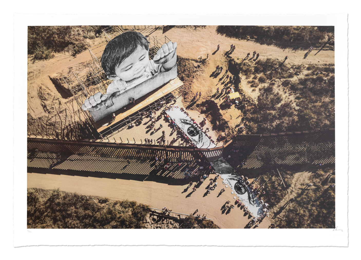 JR - Migrants, Mayra, Pique-nique à travers la frontière, Vue générale, Tecate, Mexique, USA, 2022